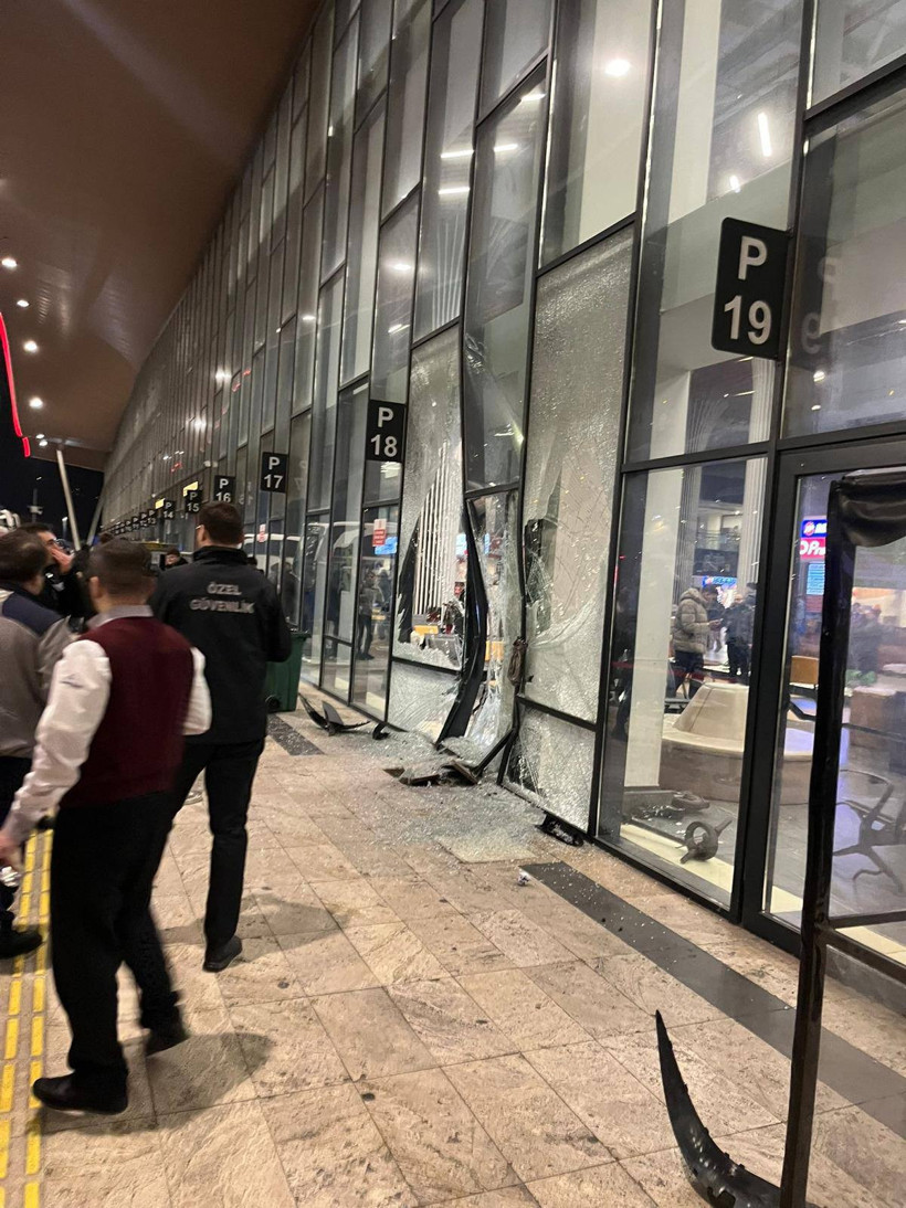 Otob&uuml;s &ccedil;ocuğa &ccedil;arpıp terminale daldı: Trabzon otogarında korku dolu anlar - Resim : 1