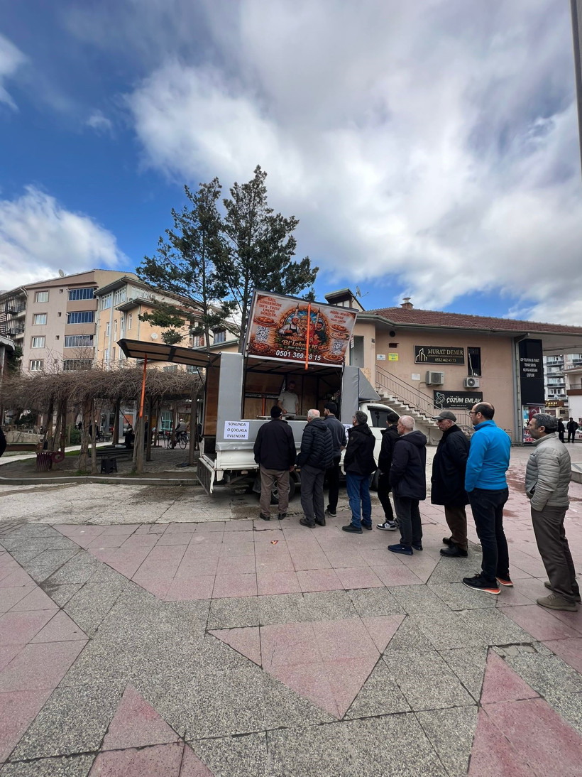 Yılların aşkı ger&ccedil;ek oldu: Bursa'da sevdiği adamla evlenince lokma dağıttı - Resim : 1