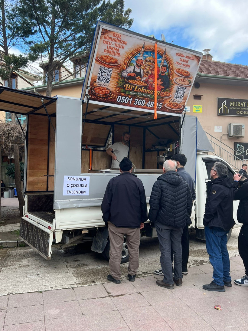 Yılların aşkı ger&ccedil;ek oldu: Bursa'da sevdiği adamla evlenince lokma dağıttı - Resim : 2
