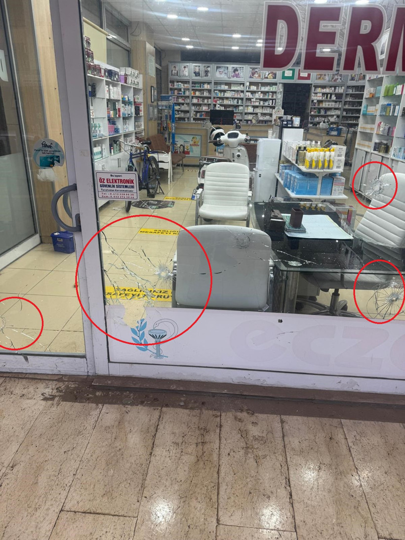 Diyarbakır'da eczaneye silahlı saldırı: Kurşunlar camları deldi - Resim : 2