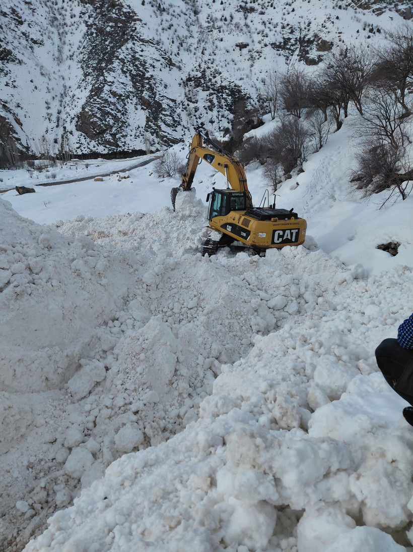 Van'da çığın kapattığı mezra yolunda zorlu mücadele - Resim : 2
