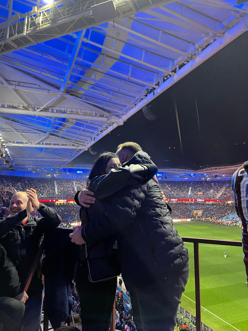 Tribünler bu kez ‘evet’ için ayağa kalktı: Yılın evlilik teklifi özel günde derbi maçtan geldi - Resim : 3