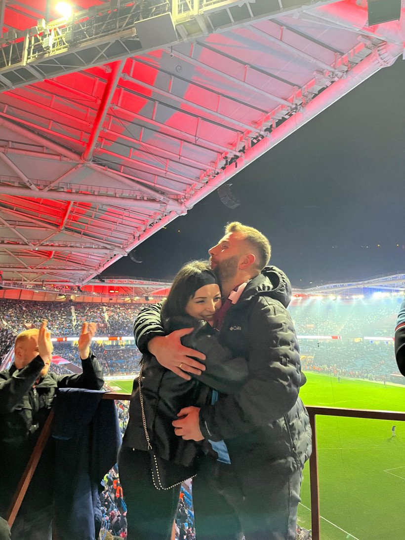 Tribünler bu kez ‘evet’ için ayağa kalktı: Yılın evlilik teklifi özel günde derbi maçtan geldi - Resim : 4