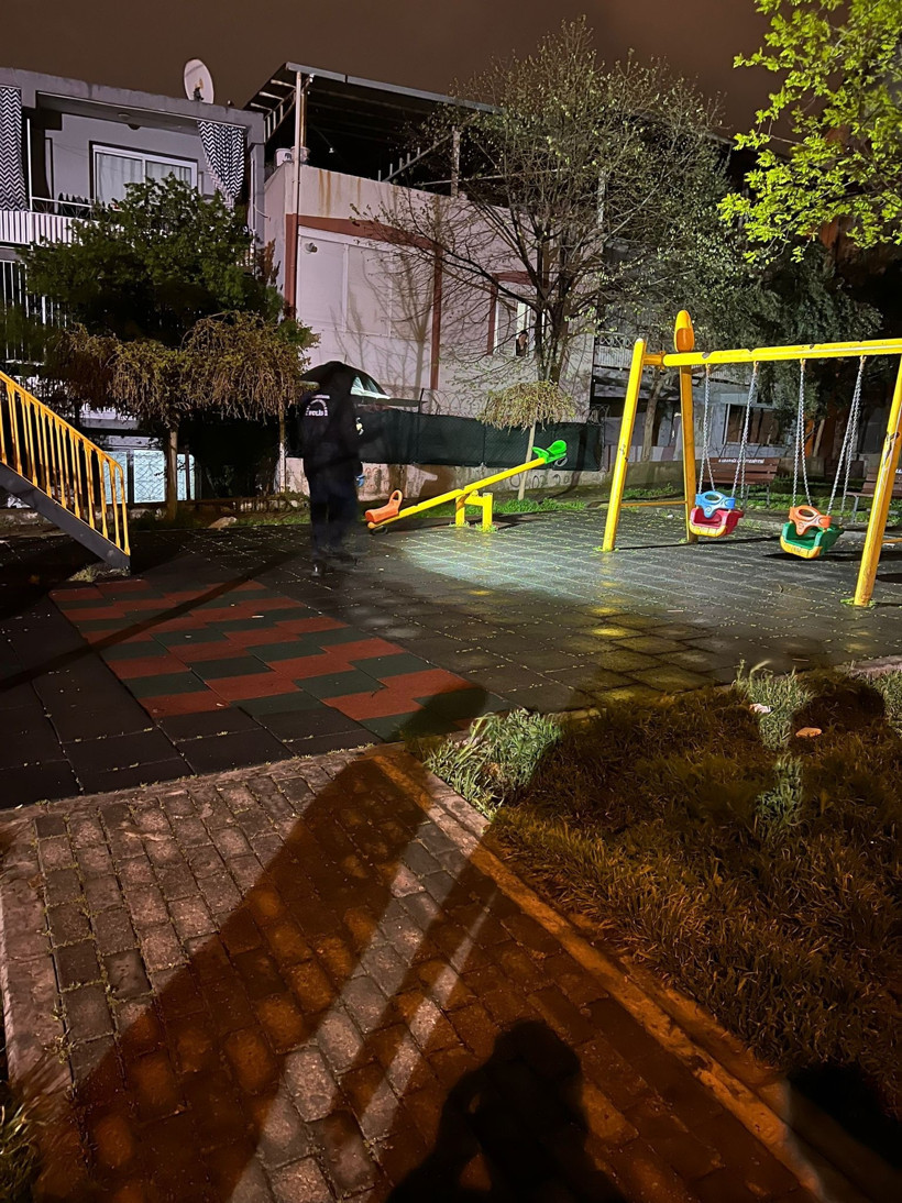 İzmir’de parkta dehşet: Uyuşturucu etkisindeki şüpheli 2 yaşındaki çocuğu bıçakladı - Resim : 1