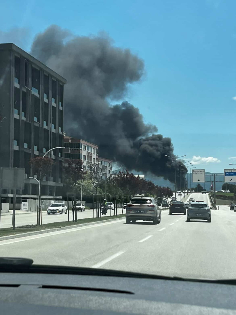 Siyah dumanlar şehri esir aldı: Bursa’da depoda yangın - Resim : 2