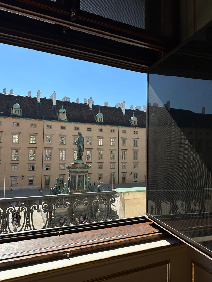 Çalışma odasının penceresinden Hofburg avlusu