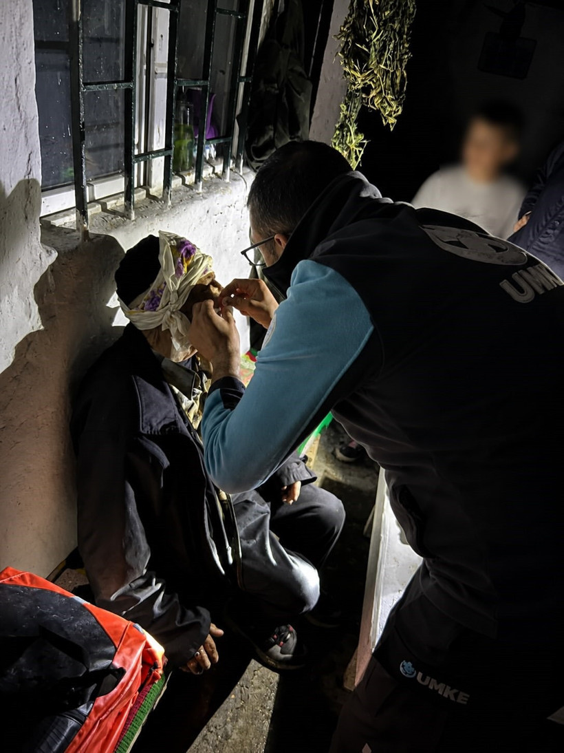 Kars'ta zamanla yarış: Yaylada mahsur kalan 81 yaşındaki vatandaş böyle kurtarıldı - Resim : 2
