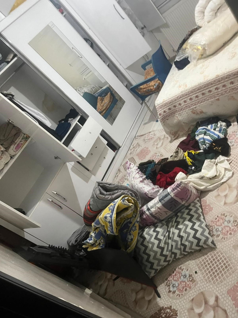 Ev sahipleri tatil dönüşü acı sürpriz ile karşılaştılar: Kapıyı kendi evleri gibi açtılar: 1 kilo altını alıp kayıplara karıştılar - Resim : 1