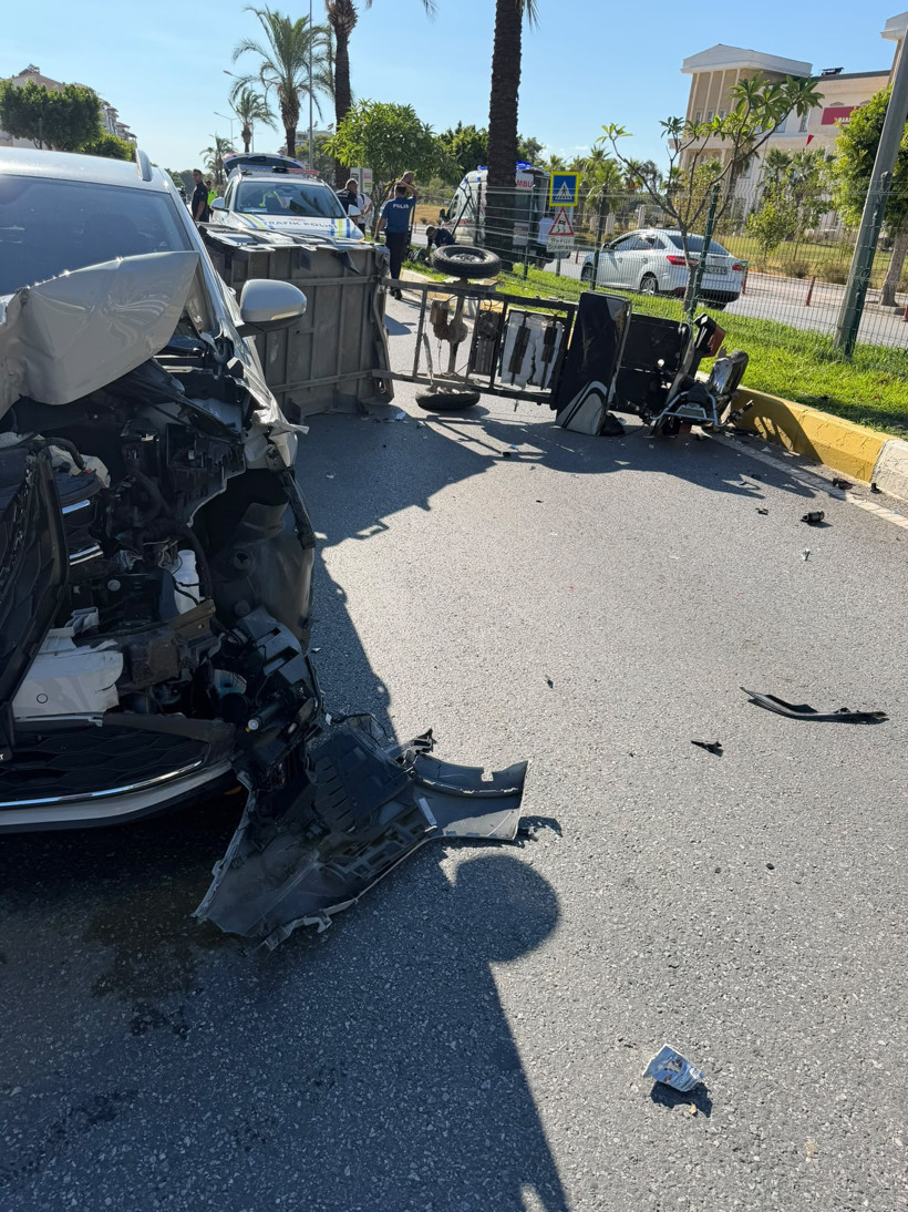 Manavgat'ta trafik kazası: 3 yaralı - Resim : 1