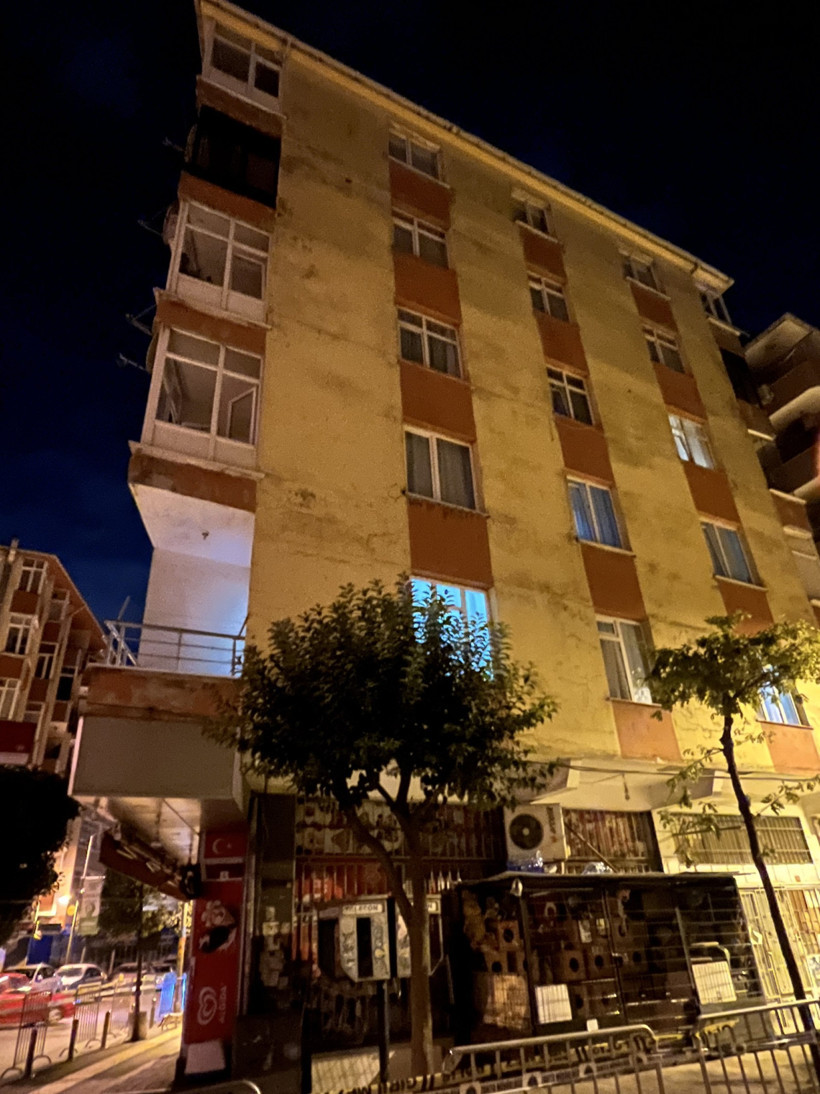 Güngören’de korkutan anlar: 5 katlı binanın balkonu çöktü - Resim : 1