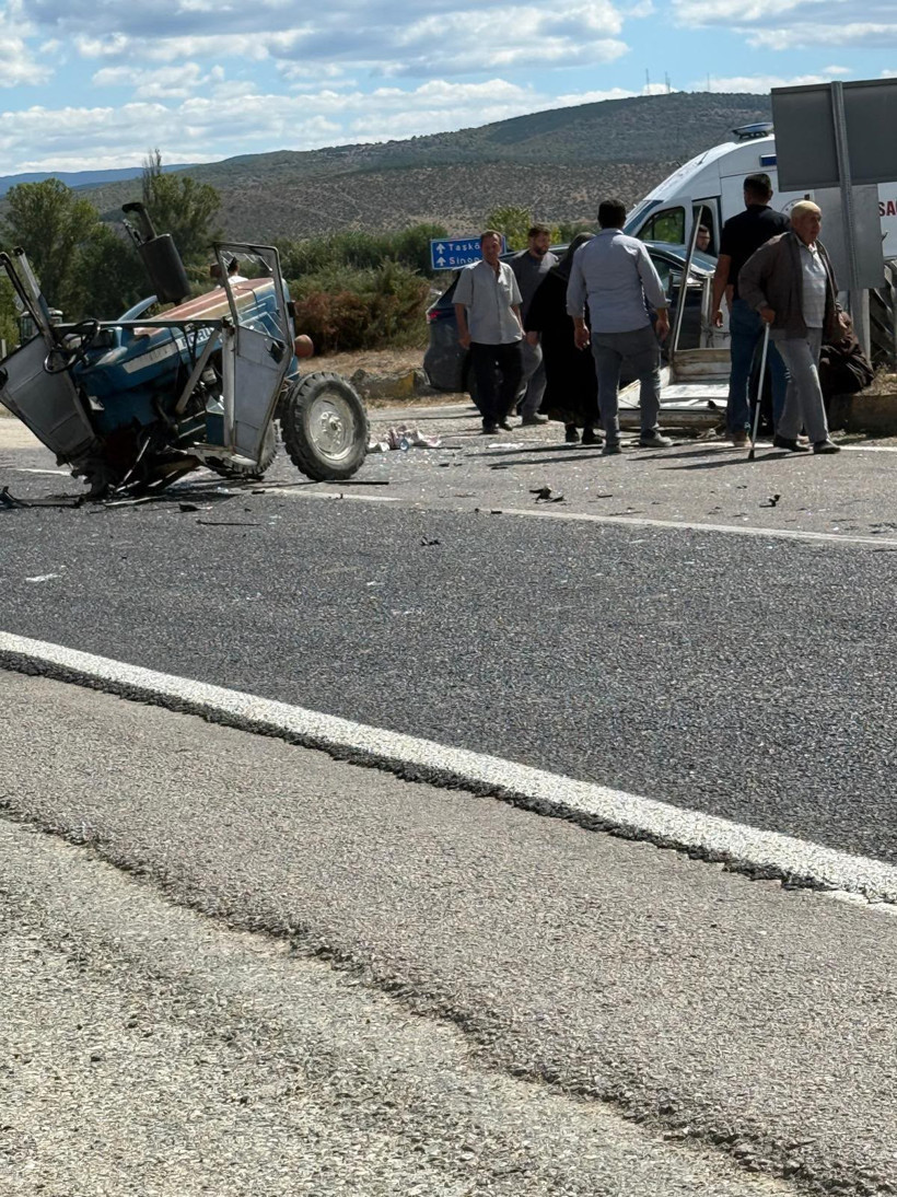 Traktör iki parçaya ayrıldı: Otobüs kamerası kaydetti - Resim : 2