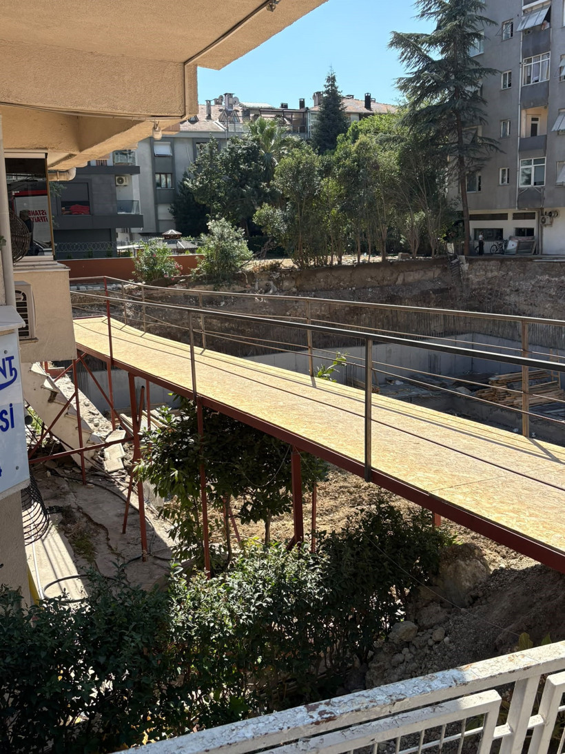 Temel kazılırken yıkıldı: 5 katlı binanın istinat duvarı çöktü - Resim : 3