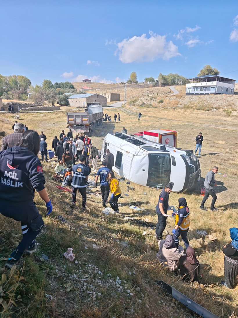 Van'da TIR’la yolcu minibüsü çarpıştı: 1 ölü 11 yaralı - Resim : 3