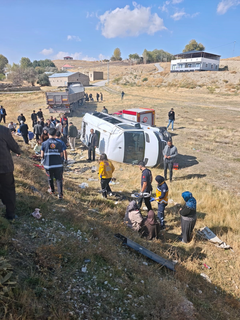 Van'da TIR’la yolcu minibüsü çarpıştı: 1 ölü 11 yaralı - Resim : 1