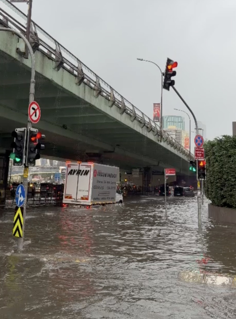 İstanbul’da sağanak kabusu: Megakentte yollar göle döndü - Resim : 1