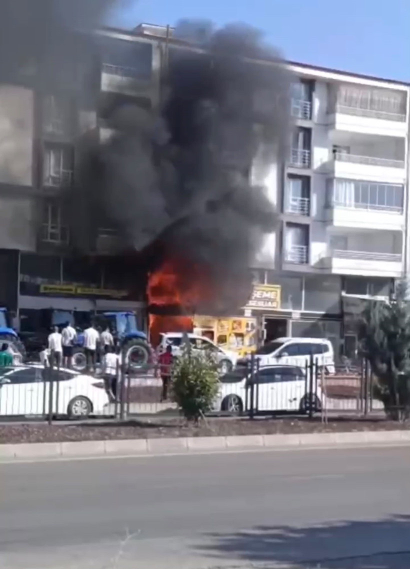 Elazığ’da yangın paniği: Dükkan alev topuna döndü - Resim : 3