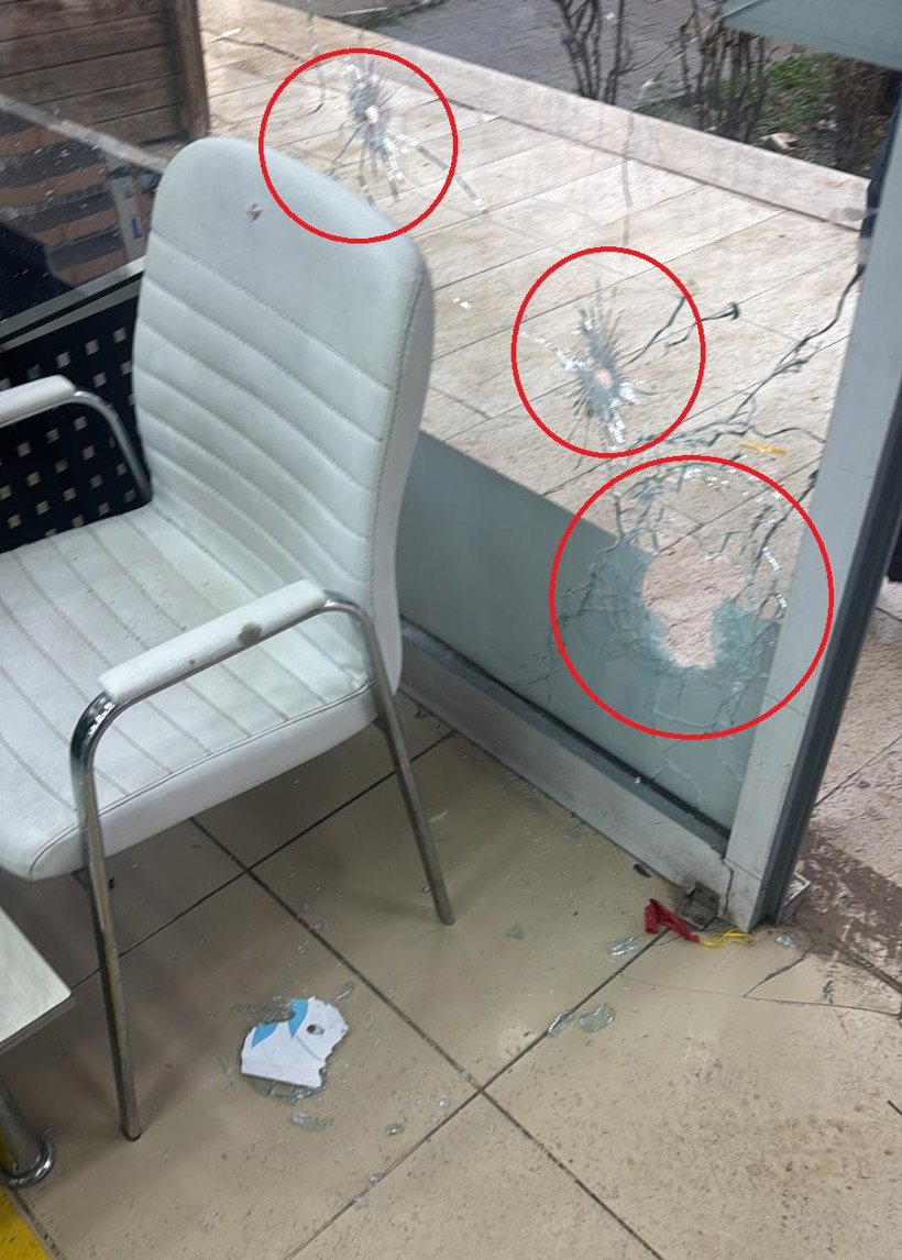 Diyarbakır'da eczaneye silahlı saldırı: Kurşunlar camları deldi - Resim : 3