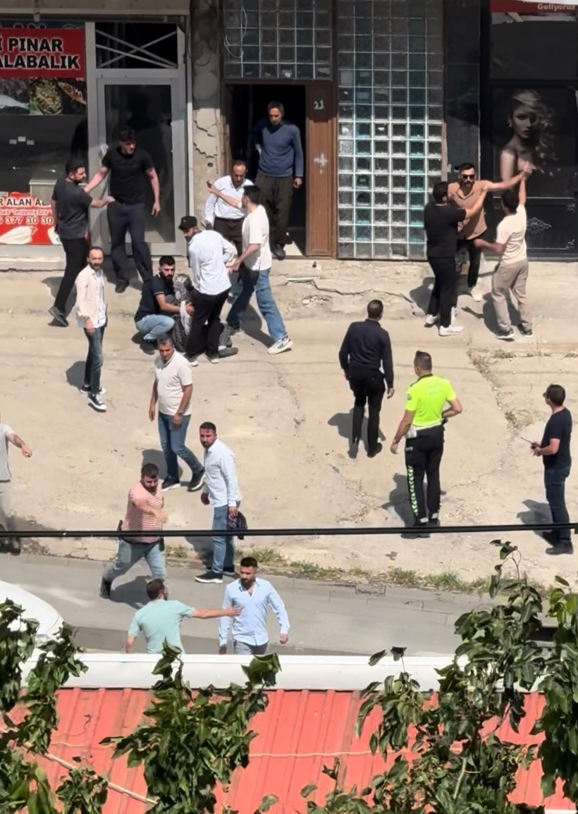 Kurşunlar havada uçuştu: Görenler sığınacak yer aradı: Şemdinli'de çatışma - Resim : 3