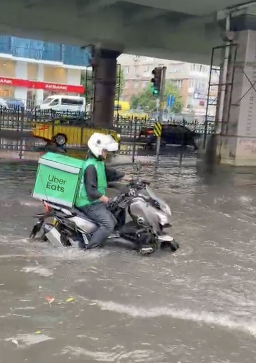Yaz yağmuru yağdı, İstanbul'u sel bastı...Yollar göle döndü - Resim: 7