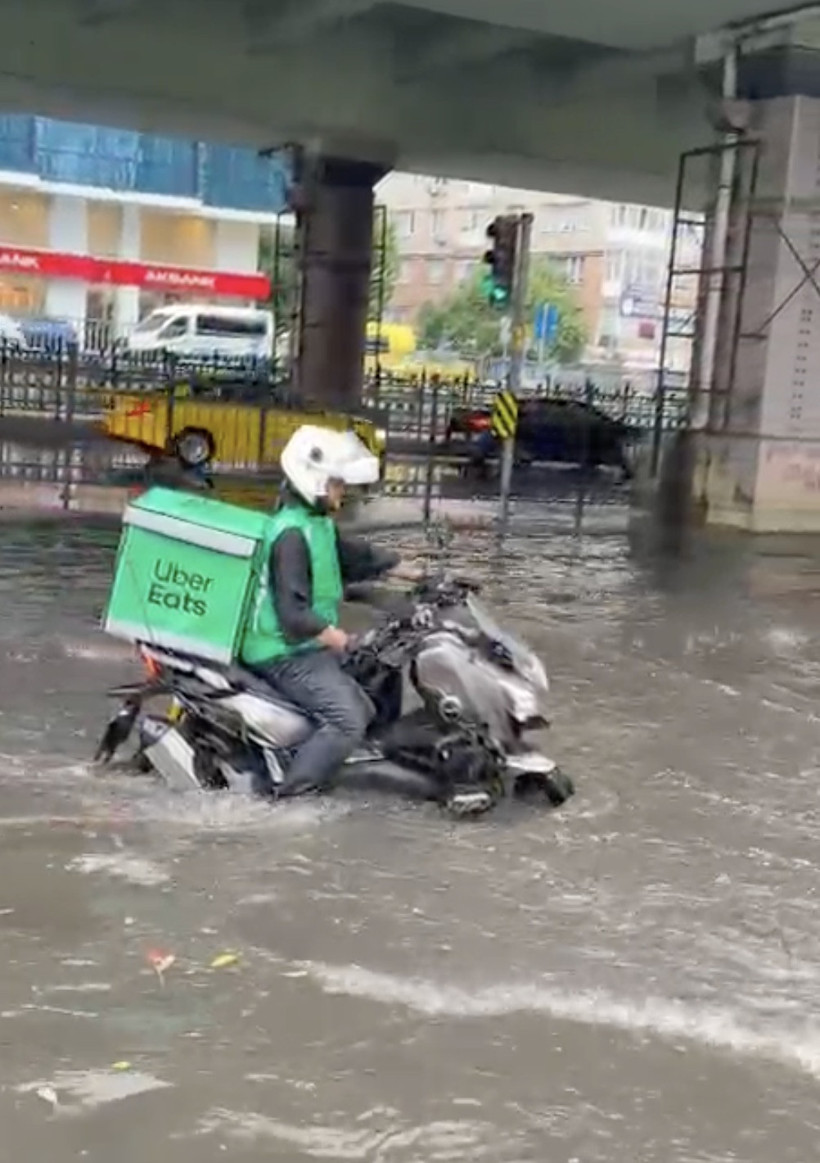 İstanbul’da sağanak kabusu: Megakentte yollar göle döndü - Resim : 2