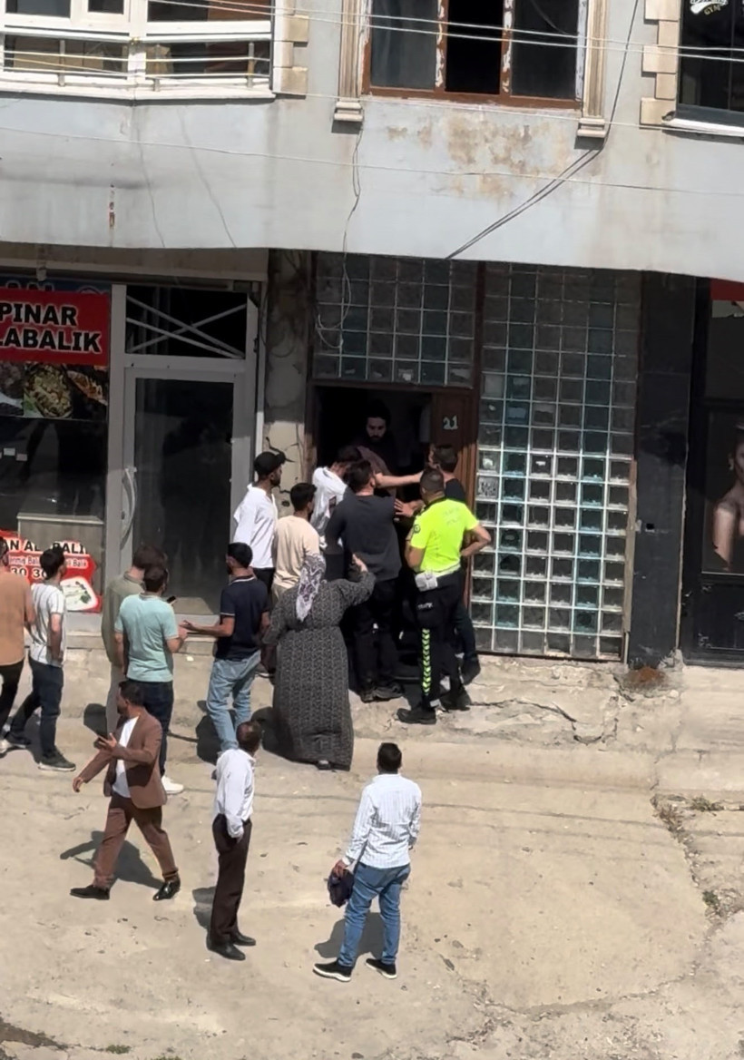 Kurşunlar havada uçuştu: Görenler sığınacak yer aradı: Şemdinli'de çatışma - Resim : 2