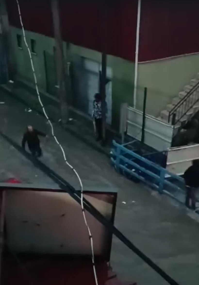 İzmir’i sel vurdu: Karabağlar Deresi taştı: Araçlar ve yayalar suda kaldı - Resim : 2