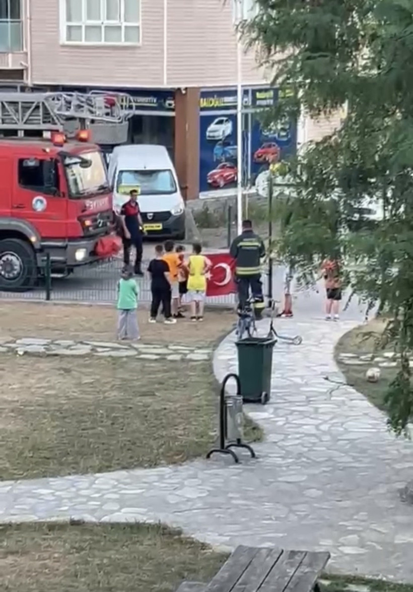 Önce öptüler, sonra alınlarına koydular: Bartın’ı ağlatan Türk Bayrağı sevgisi - Resim : 1