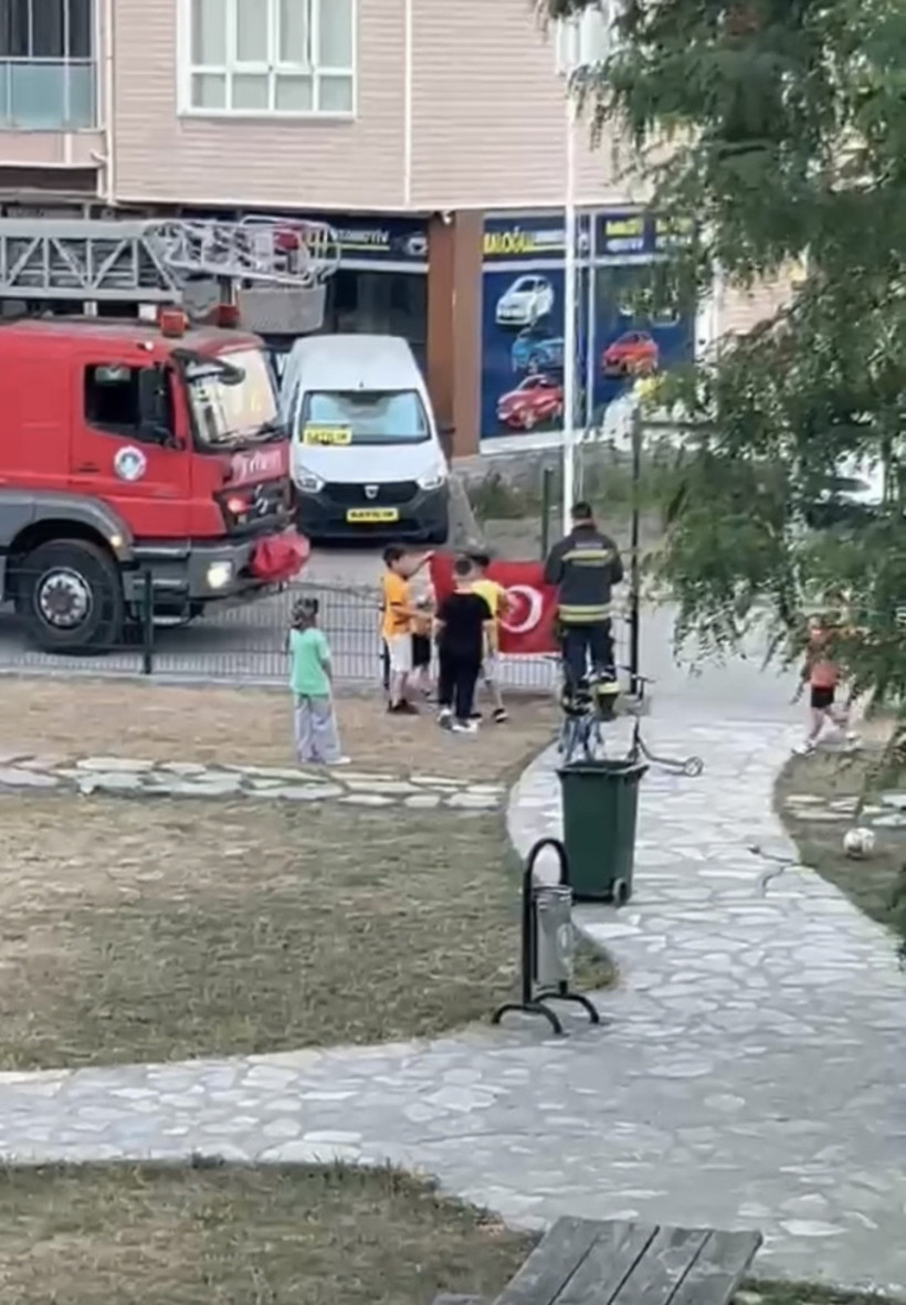 Önce öptüler, sonra alınlarına koydular: Bartın’ı ağlatan Türk Bayrağı sevgisi - Resim : 6