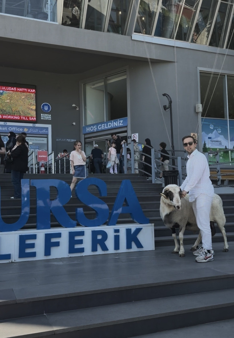 Kesilmeden önce son arzusu bu muydu?: Kurbanlık koçla teleferik keyfi - Resim : 3