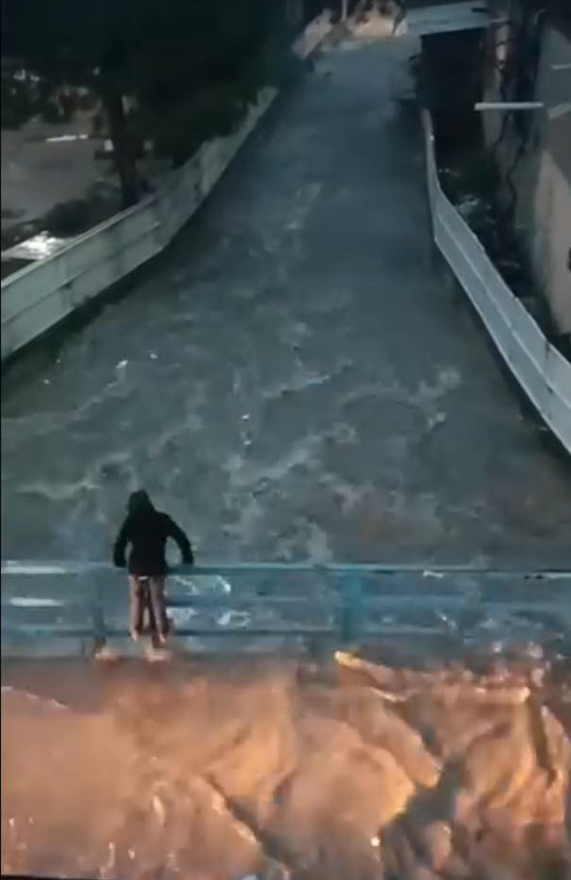 İzmir’i sel vurdu: Karabağlar Deresi taştı: Araçlar ve yayalar suda kaldı - Resim : 1