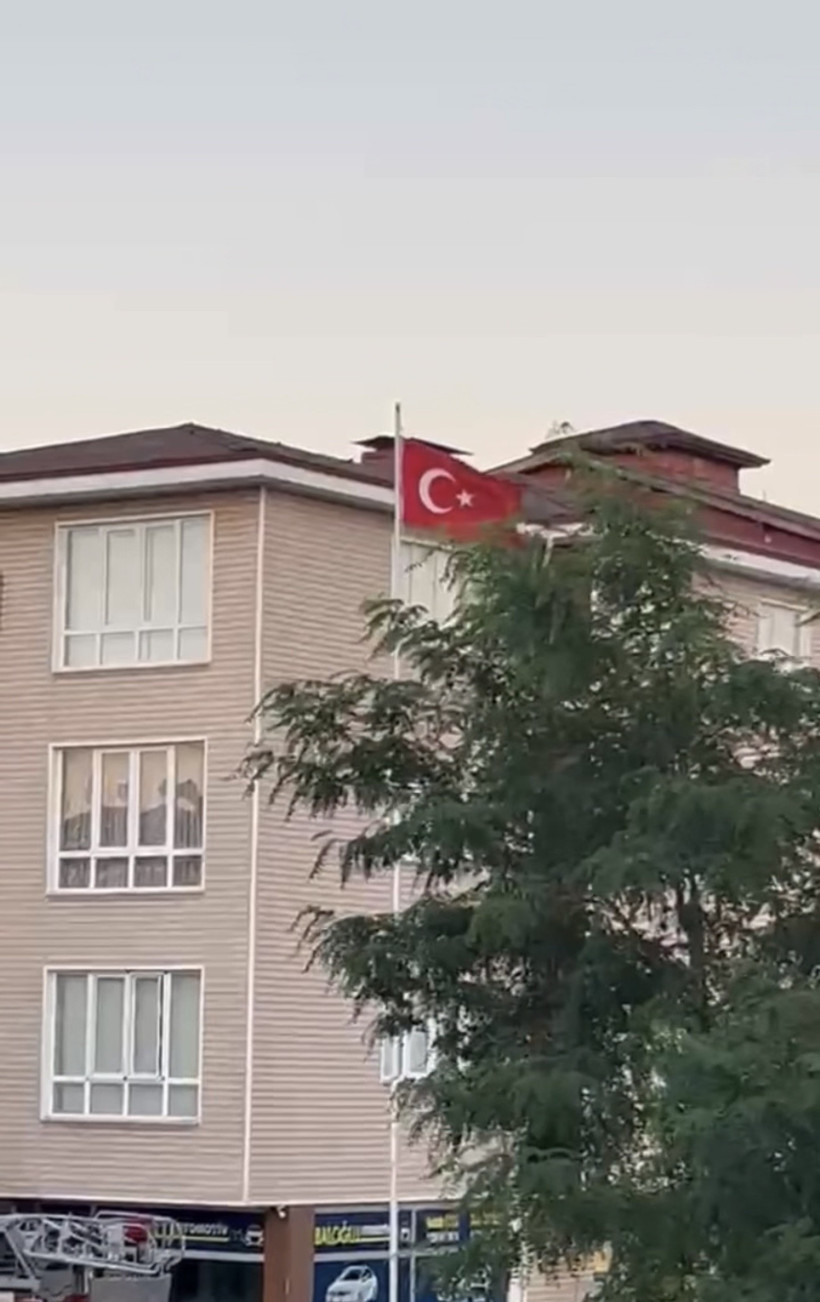 Önce öptüler, sonra alınlarına koydular: Bartın’ı ağlatan Türk Bayrağı sevgisi - Resim : 4