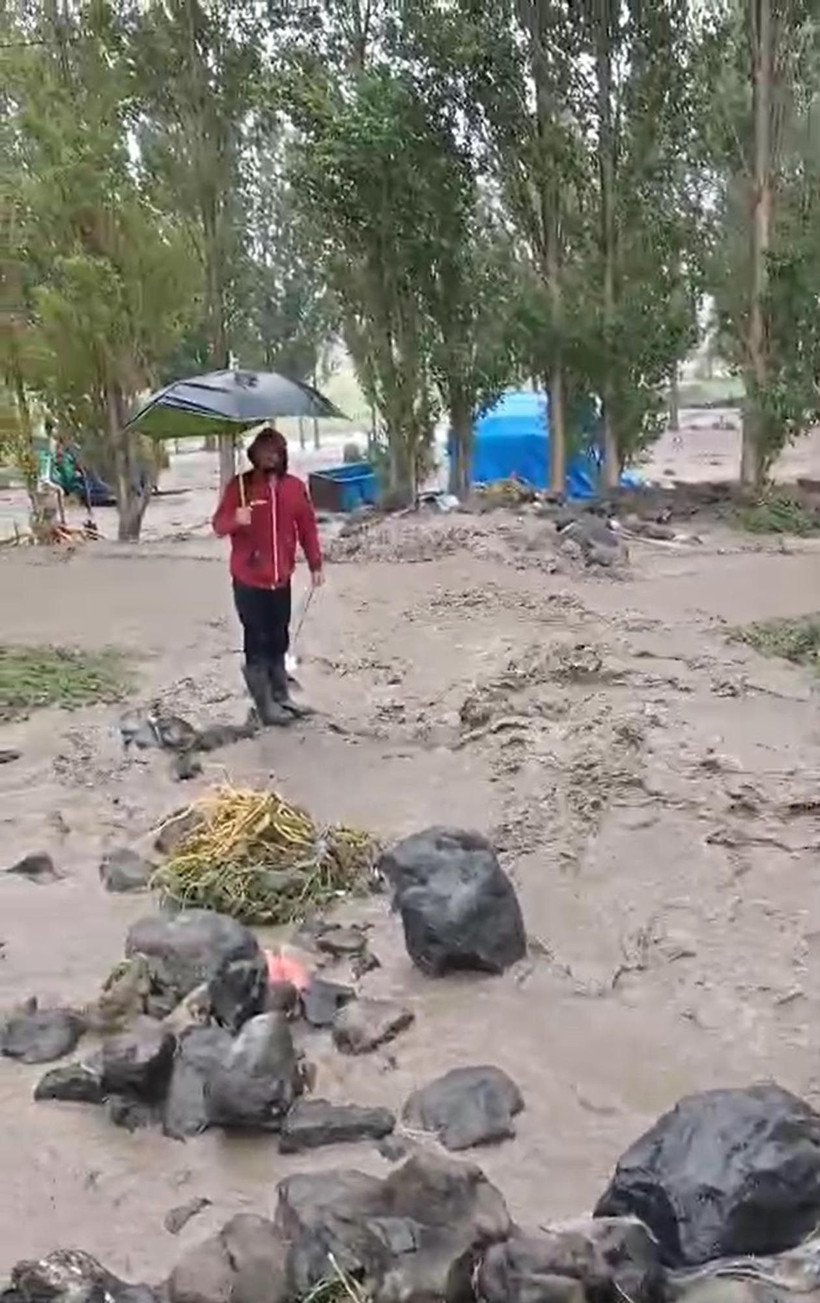 Yollar kapandı evleri su bastı: Kars’ta sel felaketi - Resim: 9
