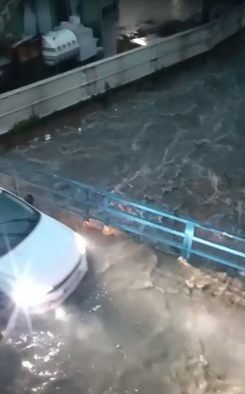 İzmir’i sel vurdu: Karabağlar Deresi taştı: Araçlar ve yayalar suda kaldı - Resim : 4