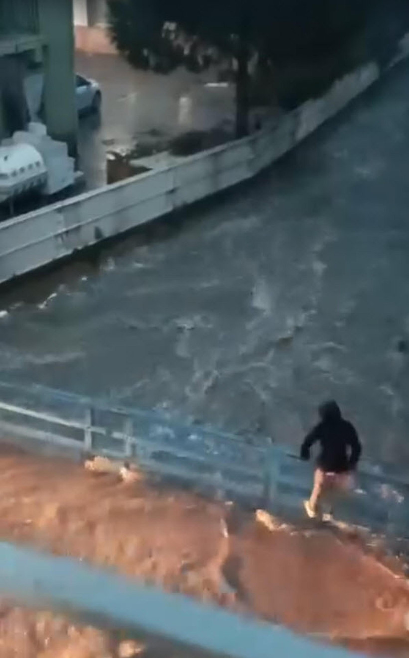 İzmir’i sel vurdu: Karabağlar Deresi taştı: Araçlar ve yayalar suda kaldı - Resim : 3