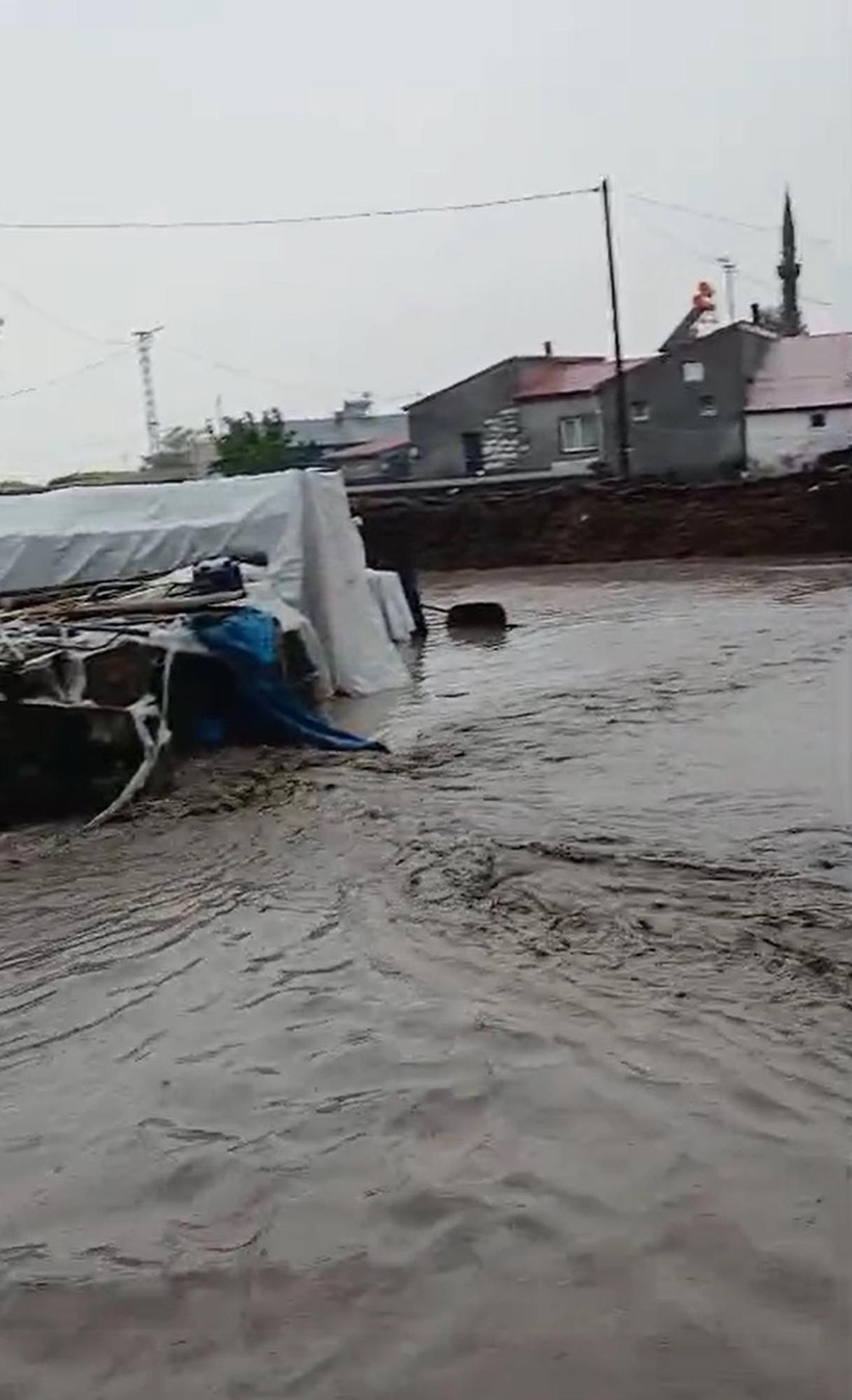 Yollar kapandı evleri su bastı: Kars’ta sel felaketi - Resim: 2