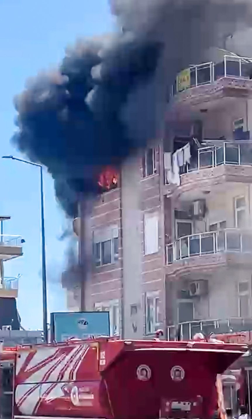 Antalya'da alevler 3’ncü katı sardı: Biri bebek 5 kişiyi itfaiye ekipleri kurtardı - Resim: 5