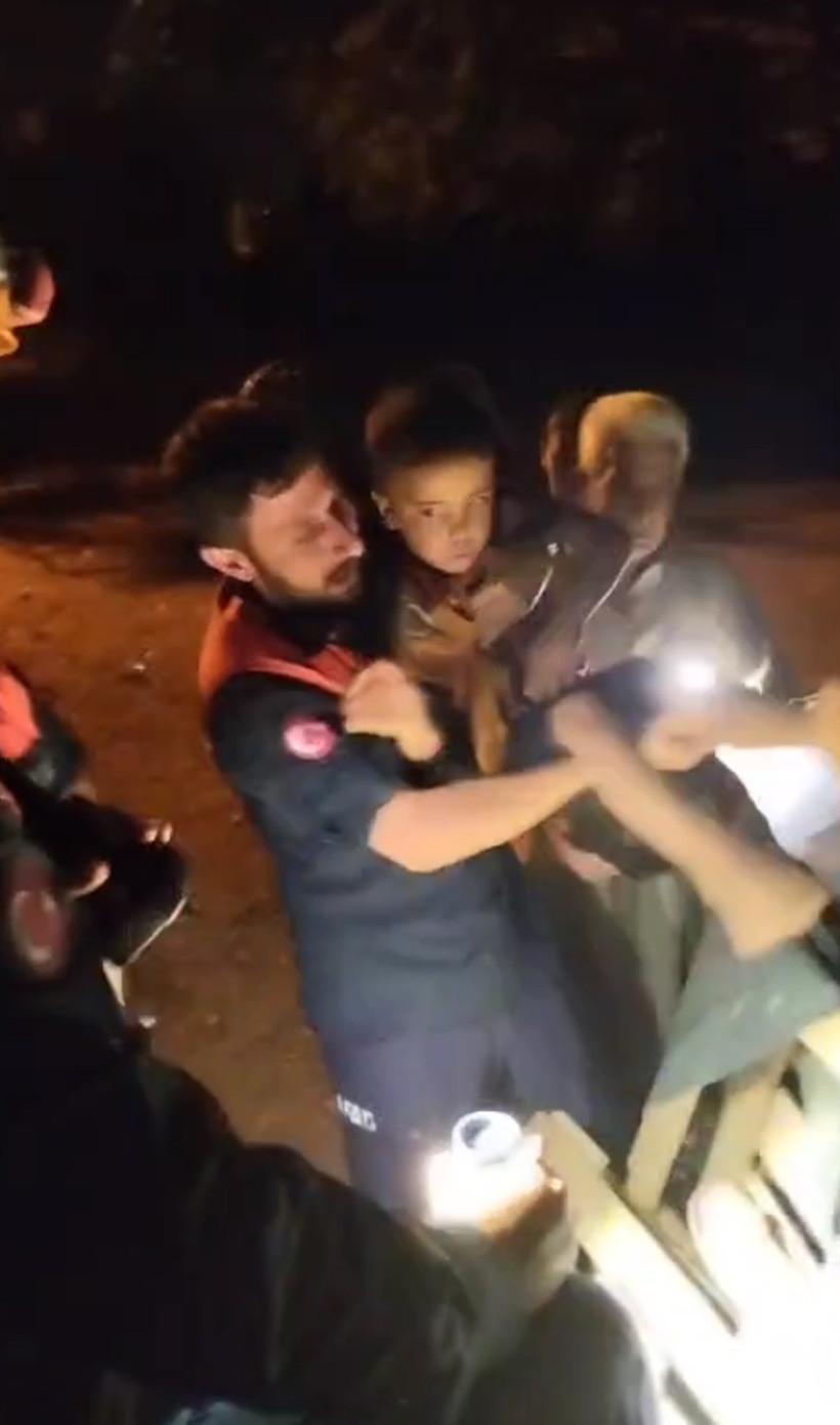 Kayıp olarak aranıyordu: Bünyamin’den sevindirici haber: Tahta paletlerin üzerinde uyurken bulundu - Resim : 3