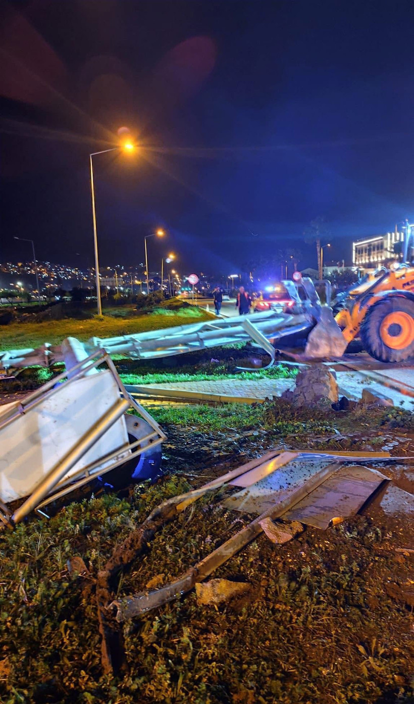 Turizm kentinde büyük yıkım: Milyonlarca lira zarar: Hortum seraları kağıt gibi yırttı - Resim : 3