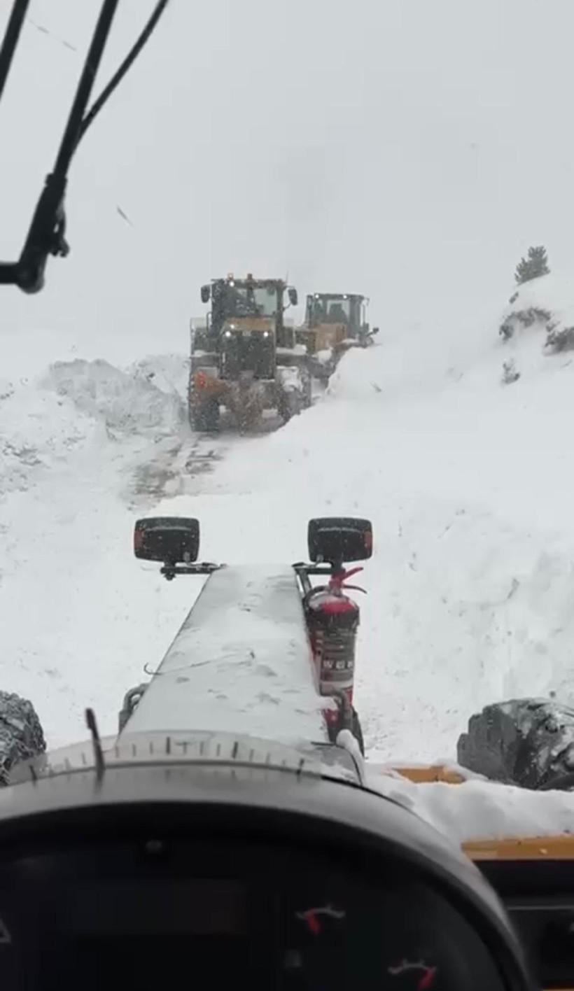 Artvin'de çığ düştü: Mahsur kalanlar var: Bölgeye ekipler sevk edildi - Resim : 3