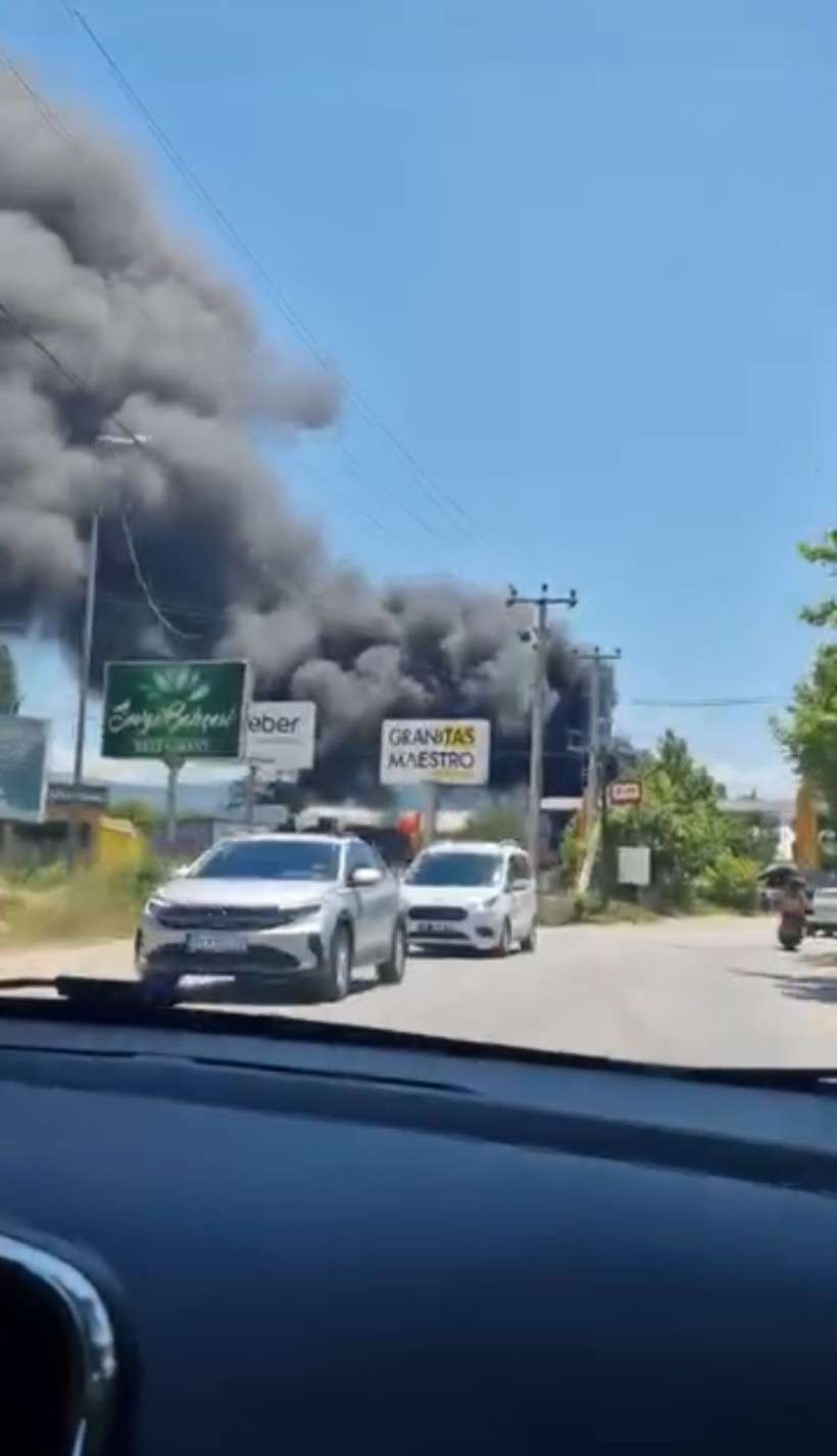 Siyah dumanlar şehri esir aldı: Bursa’da depoda yangın - Resim : 3