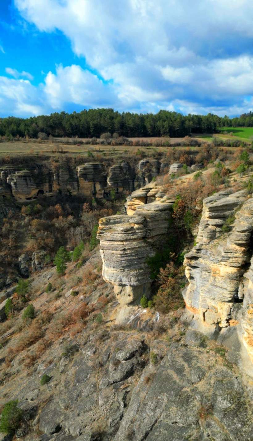 Şarkıcı &Ccedil;elik&rsquo;in klibiyle &uuml;nlenen kayada b&uuml;y&uuml;k risk: Valilik uyardı: &ldquo;O Kaya her an &ccedil;&ouml;kebilir&rdquo; - Resim : 3