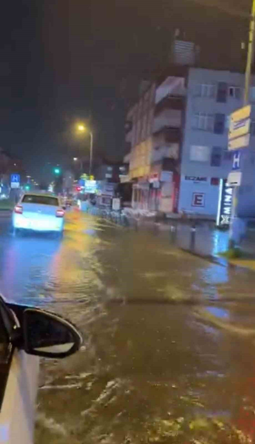 İstanbul Maltepe'de Bağdat Caddesi göle döndü - Resim : 1