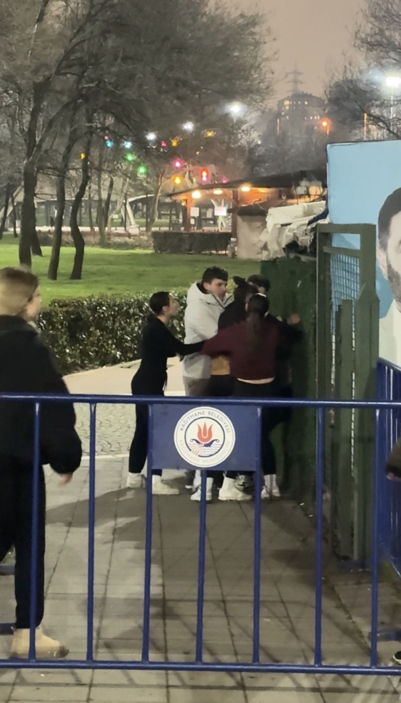 Okul değil boks ringi: Kızlı erkekli gruplar saç saça baş başa kavga etti - Resim: 8