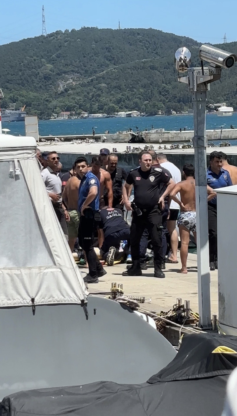 İstanbul Boğazı'nda korku dolu dakikalar: Teknenin altında baygın halde buldular - Resim : 4