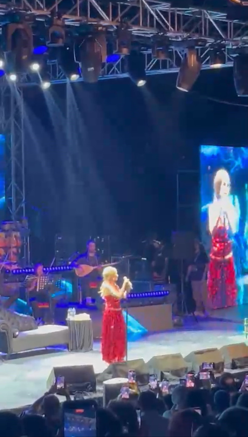 Yıldız Tilbe’ye Bursa konserinde doğum günü sürprizi: "Biten bir ömrün neyini kutlayacağım?" - Resim : 3