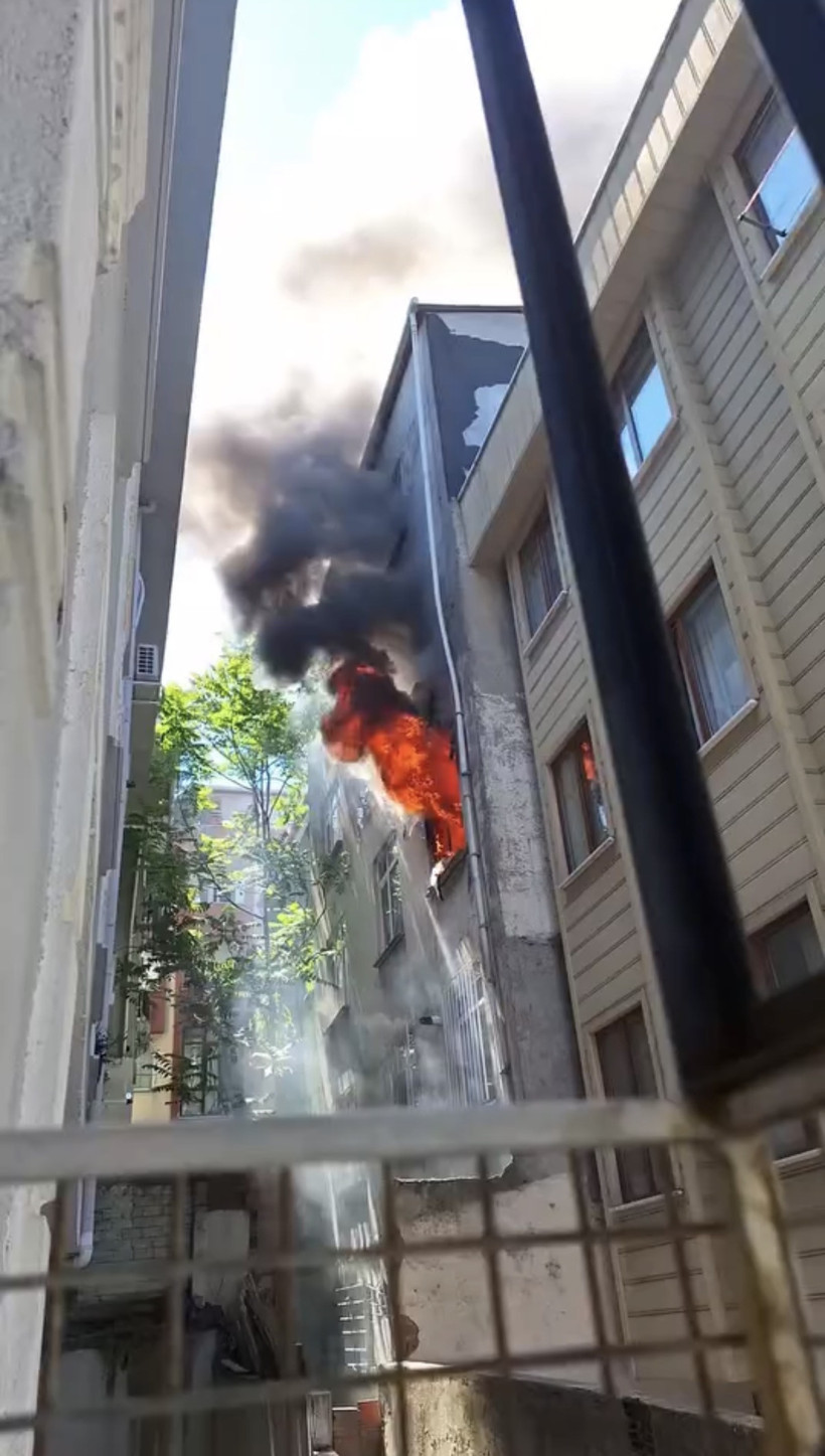 Derin dondurucudan çıkan kıvılcım evi kül etti - Resim : 2