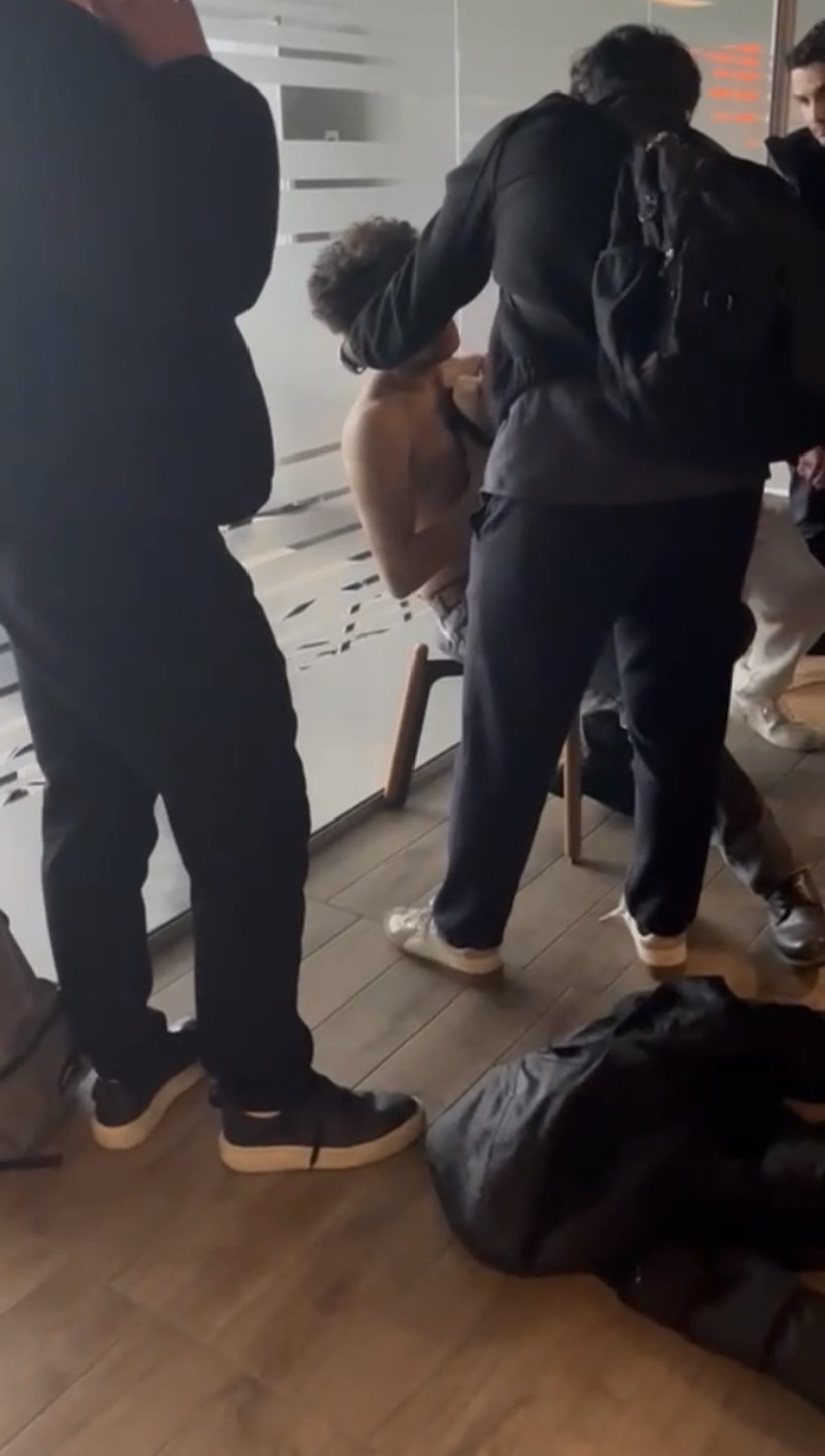 &Uuml;niversite&rsquo;de d&ouml;nem &ouml;devi kavgası kanlı bitti: Arkadaşını yangın merdiveninde bı&ccedil;akladı - Resim : 6