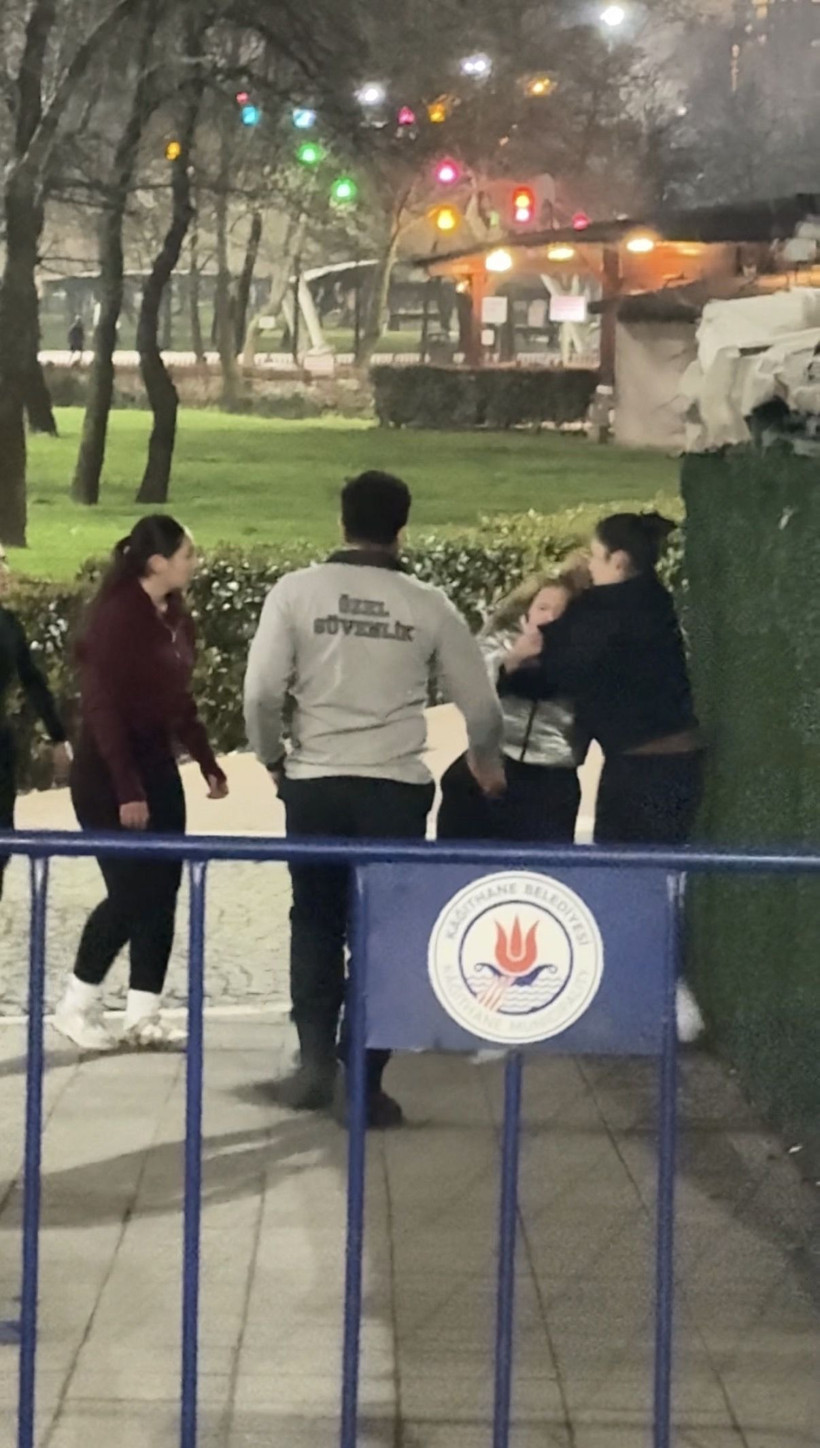 Okul değil boks ringi: Kızlı erkekli gruplar saç saça baş başa kavga etti - Resim: 6