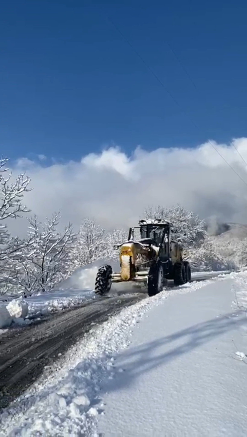 Zonguldak’ta kar yağışı nedeniyle onlarca köy yolu kapandı - Resim : 3