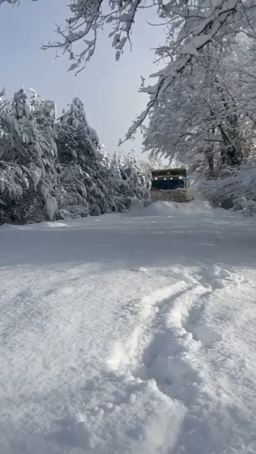 Zonguldak’ta kar yağışı nedeniyle onlarca köy yolu kapandı - Resim : 1